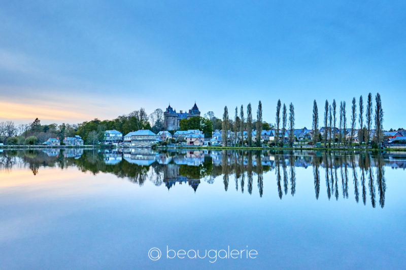 Reflet sur le lac tranquille de Combourg